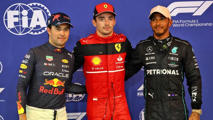 F1 GP Singapore 2022, Marina Bay: Charles Leclerc (Ferrari) con Sergio Perez (Red Bull) e Lewis Hamilton (Mercedes)
