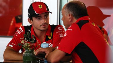 F1 GP Singapore 2023, Marina Bay: Frederic Vasseur (Scuderia Ferrari) a colloquio con Charles Leclerc