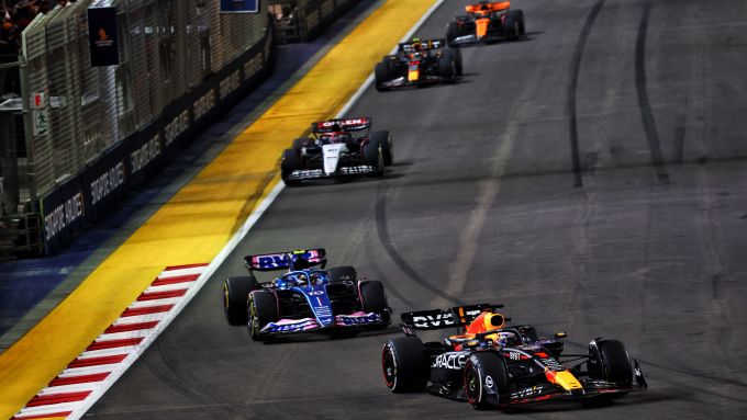 F1 GP Singapore 2023, Marina Bay: Max Verstappen (Red Bull Racing) in lotta a centro gruppo