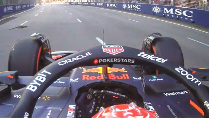 F1 GP Singapore 2023, Marina Bay: una lucertola attraversa la pista davanti a Max Verstappen (Red Bull) | Foto: Twitter @F1