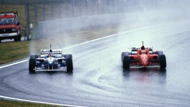 F1 GP Spagna 1996, Barcellona: Michael Schumacher (Ferrari) sorpassa Jacques Villeneuve (Williams)