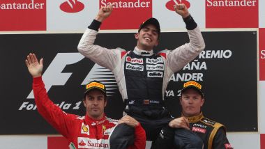 F1 GP Spagna 2012, Barcellona: Maldonado (Williams) portato in trionfo da Alonso (Ferrari) e Raikkonen (Lotus)