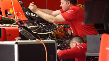 F1 GP Spagna 2019, meccanici Ferrari al lavoro sulla power unit
