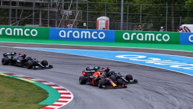 F1 GP Spagna 2021, Barcellona: il sorpasso di Verstappen (Red Bull) a Hamilton (Mercedes) al via