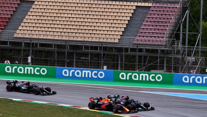 F1 GP Spagna 2021, Barcellona: il sorpasso di Verstappen (Red Bull) ai danni di Hamilton (Mercedes)