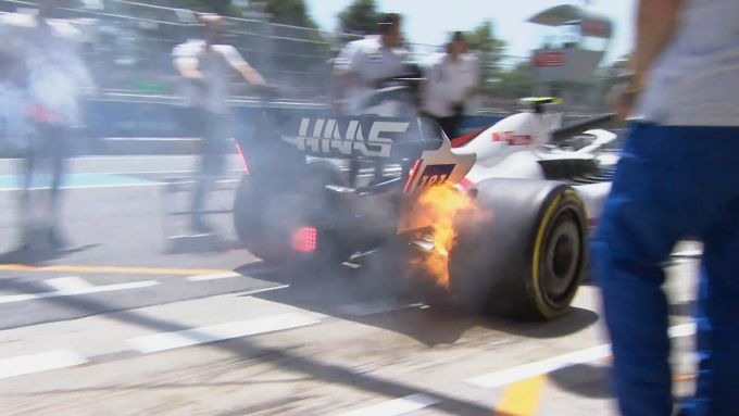 F1 GP Spagna 2022, Barcellona: l'incendio sul posteriore della Haas di Mick Schumacher