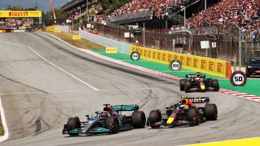 F1 GP Spagna 2022, Barcellona: Max Verstappen (Red Bull) in lotta con George Russell (Mercedes)