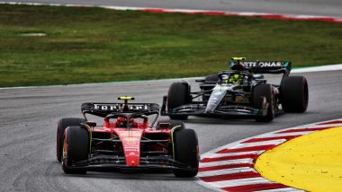 F1 GP Spagna 2023, Barcellona: Carlos Sainz (Scuderia Ferrari) nei primi giri in lotta con Lewis Hamilton (Mercedes AMG F1)