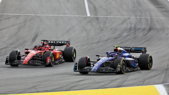 F1 GP Spagna 2023, Barcellona: Charles Leclerc (Scuderia Ferrari) in lotta con Logan Sargeant (Williams Racing)