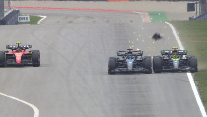 F1 GP Spagna 2023, Barcellona: l'incidente in Q2 tra le due Mercedes di George Russell e Lewis Hamilton | Foto: Twitter @F1