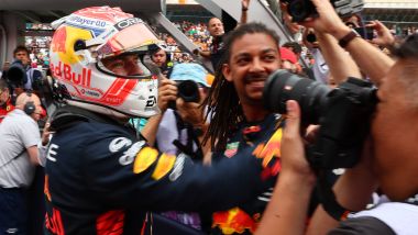 F1 GP Spagna 2023, Barcellona: Max Verstappen (Red Bull Racing) festeggia con i meccanici