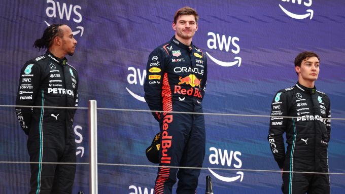 F1 GP Spagna 2023, Barcellona: Max Verstappen (Red Bull Racing) sul podio con Lewis Hamilton e George Russell (Mercedes AMG F1)