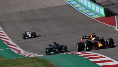 F1, GP Stati Uniti 2021: Max Verstappen inseguito da Lewis Hamilton nel finale di gara