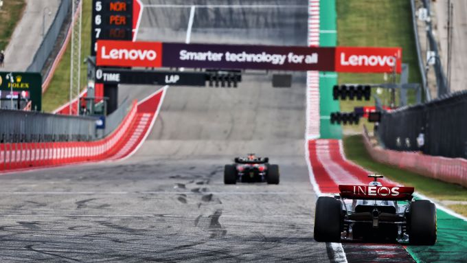 F1 GP Stati Uniti 2023, Austin: Lewis Hamilton (Mercedes AMG F1) insegue Max Verstappen (Red Bull Racing)