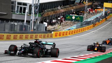 F1, GP Stiria 2020: Lewis Hamilton (Mercedes) guida il gruppo nelle prime fasi di gara