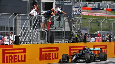 F1, GP Stiria 2020: Lewis Hamilton (Mercedes) sotto alla bandiera a scacchi