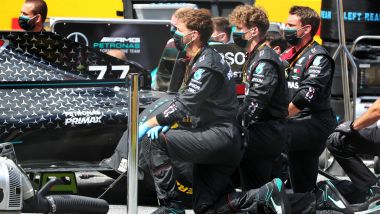 F1, GP Stiria 2020: meccanici Mercedes inginocchiati al momento dell'inno