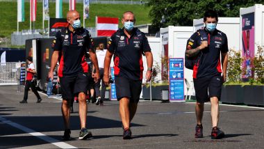 F1, GP Stiria 2020: meccanici Red Bull nel paddock del Red Bull Ring