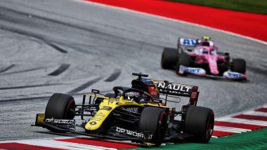 F1 GP Stiria 2020, Red Bull Ring: Daniel Ricciardo (Renault) davanti a una delle Racing Point