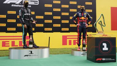 F1 GP Stiria 2020, Red Bull Ring: la premiazione con i curiosi robot a consegnare i trofei
