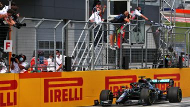 F1 GP Stiria 2020, Red Bull Ring: Lewis Hamilton (Mercedes) taglia per primo il traguardo
