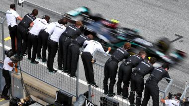 F1 GP Stiria 2020, Spielberg: il team Mercedes festeggia la doppietta Hamilton-Bottas