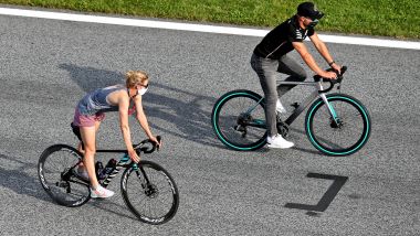 F1, GP Stiria 2020: Valtteri Bottas arriva al circuito in bici con la fidanzata dopo una pedalata di 900 km