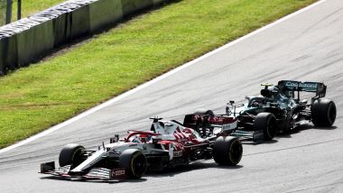 F1, GP Stiria 2021: Kimi Raikkonen completa il sorpasso su Sebastian Vettel