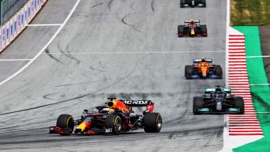 F1, GP Stiria 2021: Max Verstappen guida il gruppo davanti a Lewis Hamilton