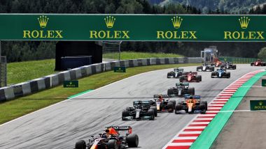 F1, GP Stiria 2021: Max Verstappen guida il gruppo nel corso del primo giro