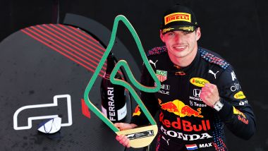 F1 GP Stiria 2021, Spielberg: Max Verstappen (Red Bull Racing) festeggia sul podio