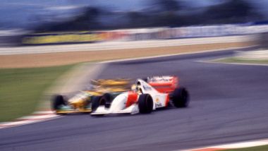 F1, GP Sudafrica 1993: Ayrton Senna (McLaren) in lotta con Michael Schumacher (Benetton)