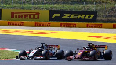 F1 GP Toscana 2020, Mugello: Sebastian Vettel (Ferrari) in lotta con la Haas di Romain Grosjean