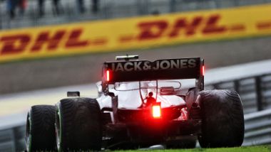 F1 GP Turchia 2020, Istanbul: Kevin Magnussen (Haas) fermo in fondo alla pit-lane
