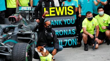 F1 GP Turchia 2020, Istanbul: Lewis Hamilton festeggia con il team Mercedes dopo il titolo 
