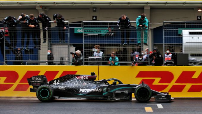 F1 GP Turchia 2020, Istanbul: Lewis Hamilton (Mercedes AMG F1) taglia il traguardo