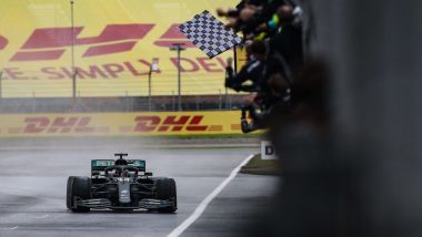 F1 GP Turchia 2020, Istanbul: Lewis Hamilton (Mercedes AMG F1) taglia il traguardo