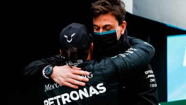 F1 GP Turchia 2020, Istanbul: Toto Wolff abbraccia Lewis Hamilton (Mercedes AMG F1)