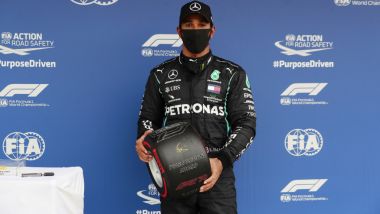 F1 GP Ungheria 2020, Budapest: Lewis Hamilton (Mercedes) con il trofeo Pirelli della pole position