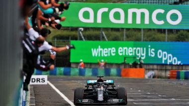 F1 GP Ungheria 2020, Budapest: Lewis Hamilton (Mercedes) taglia per primo il traguardo