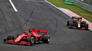 F1, GP Ungheria 2020: Sebastian Vettel (Ferrari) seguito da Alex Albon (Red Bull)