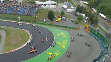 F1 GP Ungheria 2021, Budapest: Il patatrac al via con Bottas, Norris, Perez e Verstappen a contatto