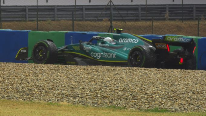 F1 Ungarn GP 2022, Budapest: Sebastian Vettel (Aston Martin Racing) stürzt |  Foto: Twitter @ F1