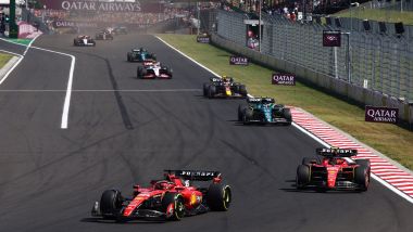 F1 GP Ungheria 2023, Budapest: Charles Leclerc e Carlos Sainz (Scuderia Ferrari) lottano a centro gruppo