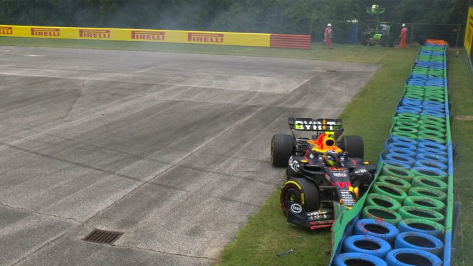 F1 GP Ungheria 2023, Budapest: l'incidente di Sergio Perez (Red Bull Racing) all'inizio delle PL1 | Foto: Twitter @F1