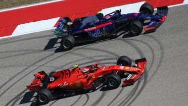 F1 GP USA 2019, Austin: Pierre Gasly (Toro Rosso) e Charles Leclerc (Ferrari) con le mescole 2020 Pirelli