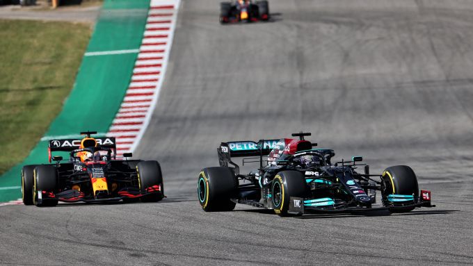 F1 GP USA 2021, Austin: Lewis Hamilton (Mercedes) davanti a Max Verstappen (Red Bull Racing)