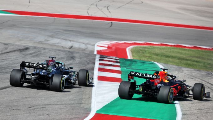 F1 GP USA 2021, Austin: Lewis Hamilton (Mercedes) e Max Verstappen (Red Bull Racing) al via 