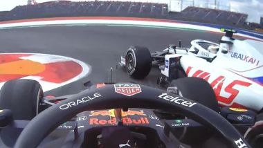 F1 GP USA 2021, Austin: Sergio Perez (Red Bull Racing) a contatto con Mick Schumacher (Haas F1)
