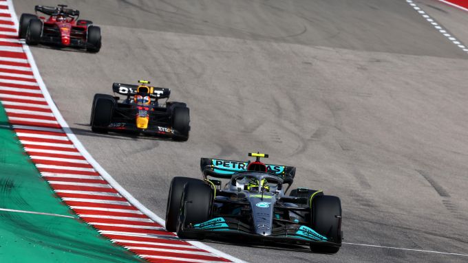 F1 GP Usa 2022, Austin: Lewis Hamilton (Mercedes) davanti a Max Verstappen (Red Bull) e Charles Leclerc (Ferrari)